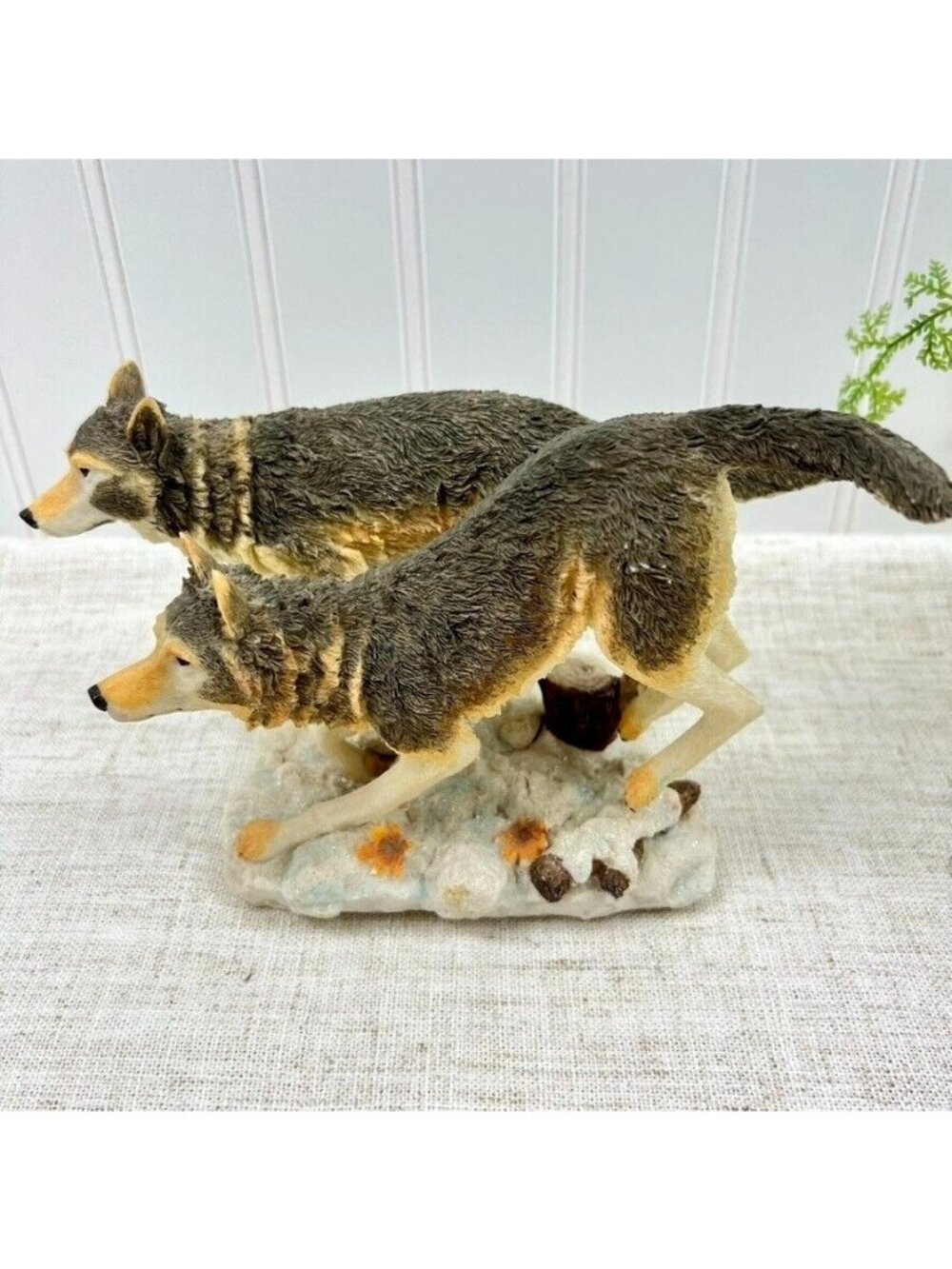 Classic Wildlife Collection 2 Statue Figurine Running Wolves Multicolor